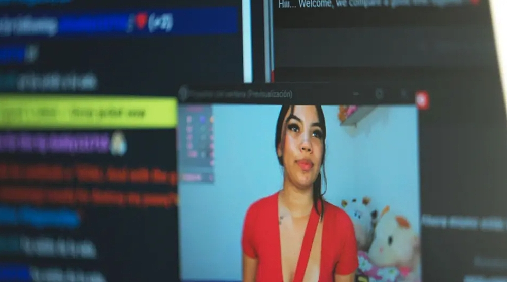 花季少女的色情直播链：17岁妈妈在教室里的“赚钱噩梦”（组图） - 3