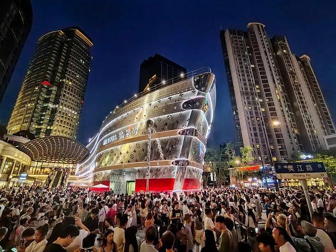 太火爆!LV“巨轮”成新地标,市民疯狂涌入,餐厅7月下旬已被订满!星巴克限流,奶茶店爆单超130杯(组图) - 2