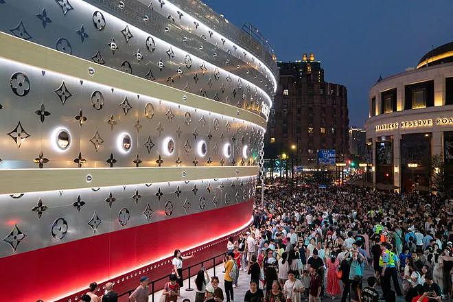 太火爆!LV“巨轮”成新地标,市民疯狂涌入,餐厅7月下旬已被订满!星巴克限流,奶茶店爆单超130杯(组图) - 4