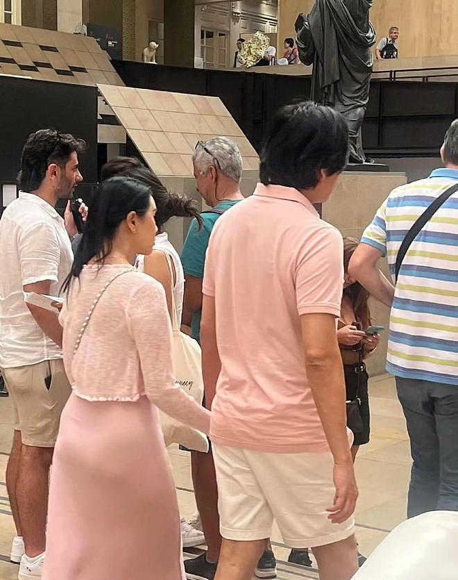 47岁秦昊近照变化大,啤酒肚抢镜成油腻大叔,伊能静臀部成焦点(组图) - 2