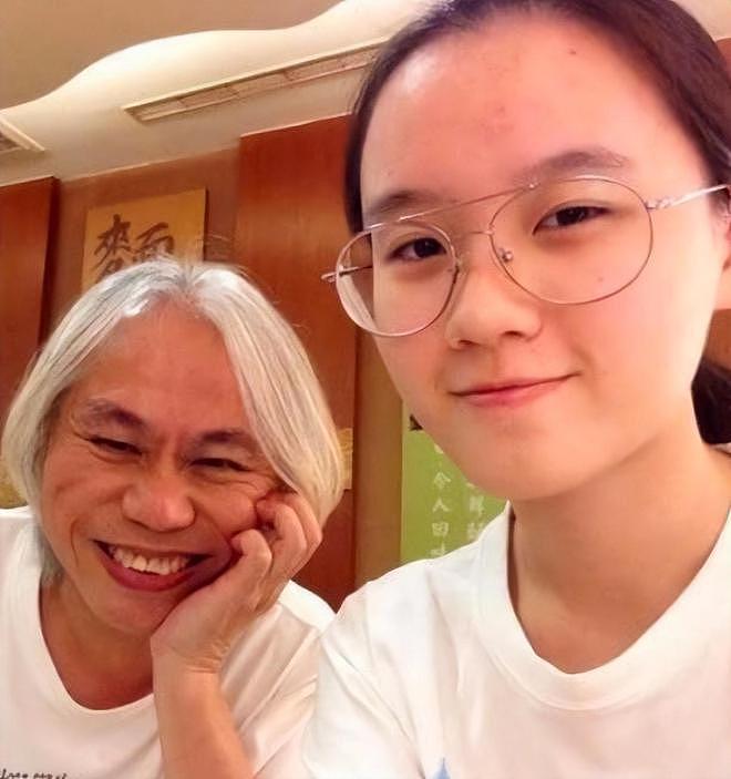 “爷孙恋”李坤城离世2年后，儿子李卓轩怒骂：他把路走死了（组图） - 1