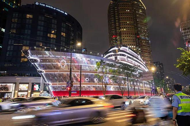 太火爆!LV“巨轮”成新地标,市民疯狂涌入,餐厅7月下旬已被订满!星巴克限流,奶茶店爆单超130杯(组图) - 6