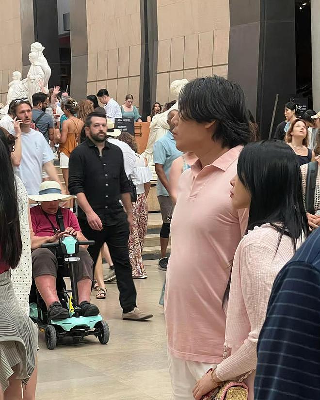 47岁秦昊近照变化大,啤酒肚抢镜成油腻大叔,伊能静臀部成焦点(组图) - 3