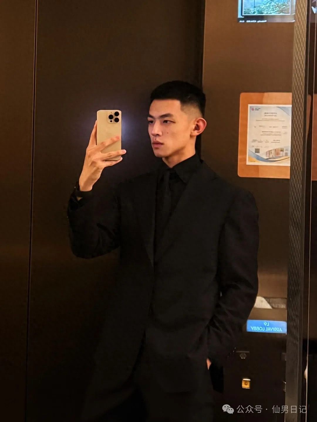 【帅哥】北京大学寸头帅哥火了!网友直呼:制服杀好闷骚…(组图) - 1