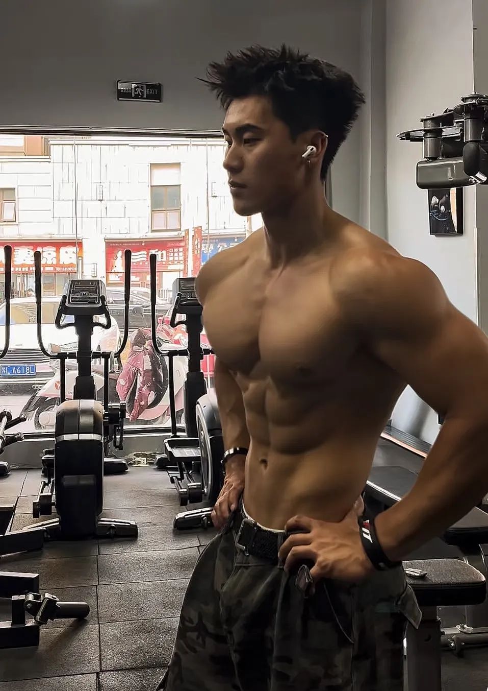 【帅哥】山东痞帅黑皮小狼狗,极品麦当劳,黑皮大包太诱人...(组图) - 1