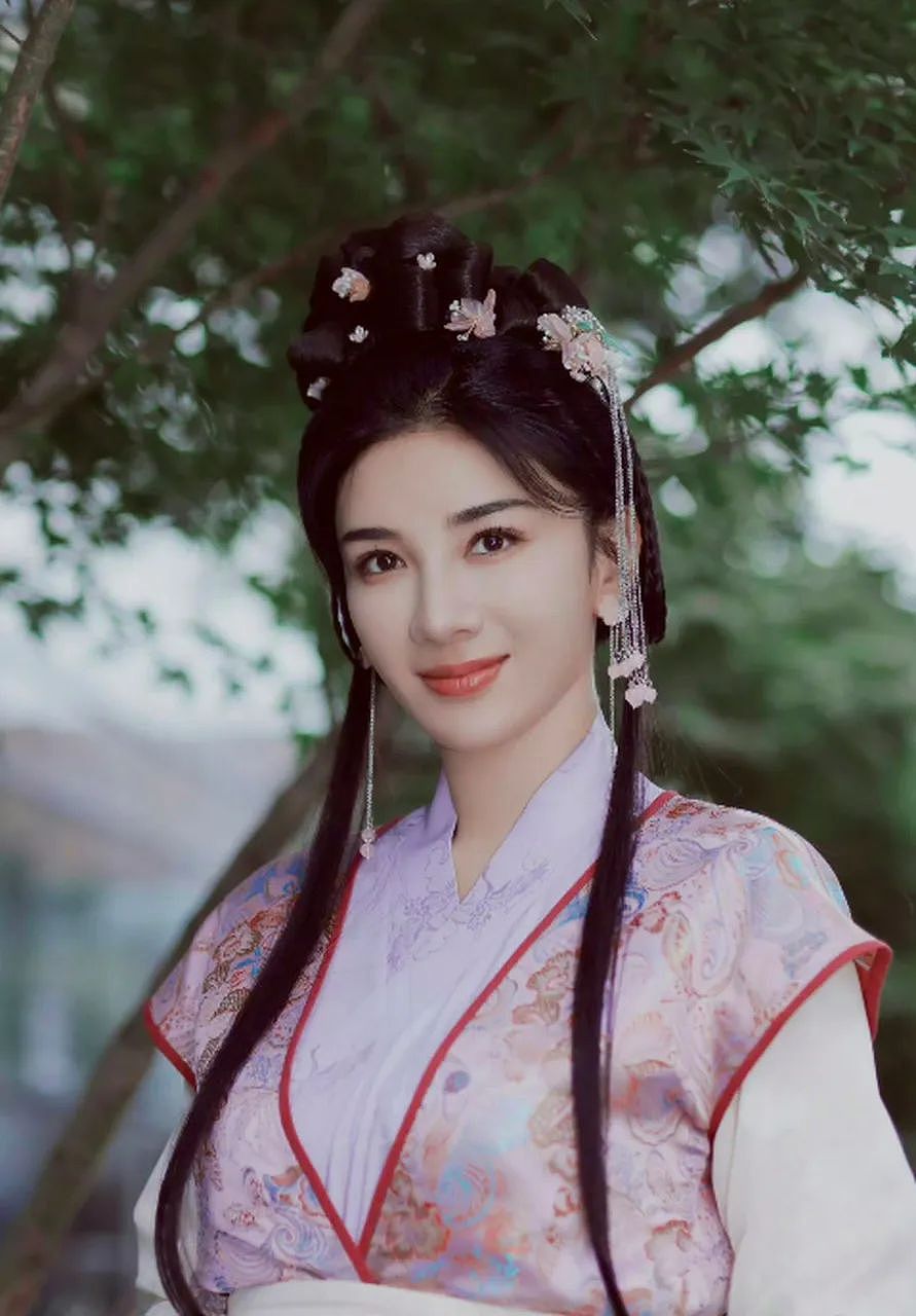 她是“李玉湖”也是“小燕子”，前“顶流小花”黄奕推掉王家卫《繁花》，背后藏着多少女人无法言说的痛（组图） - 4