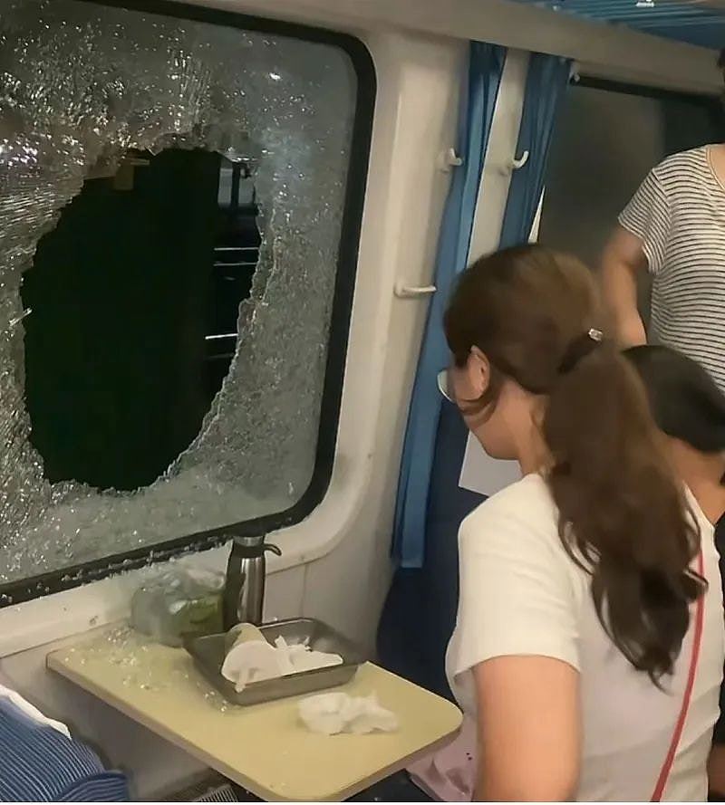 浙江火车被撞脱线停运3小时，车厢闷热乘客砸窗透气被警察带走（视频/组图） - 3