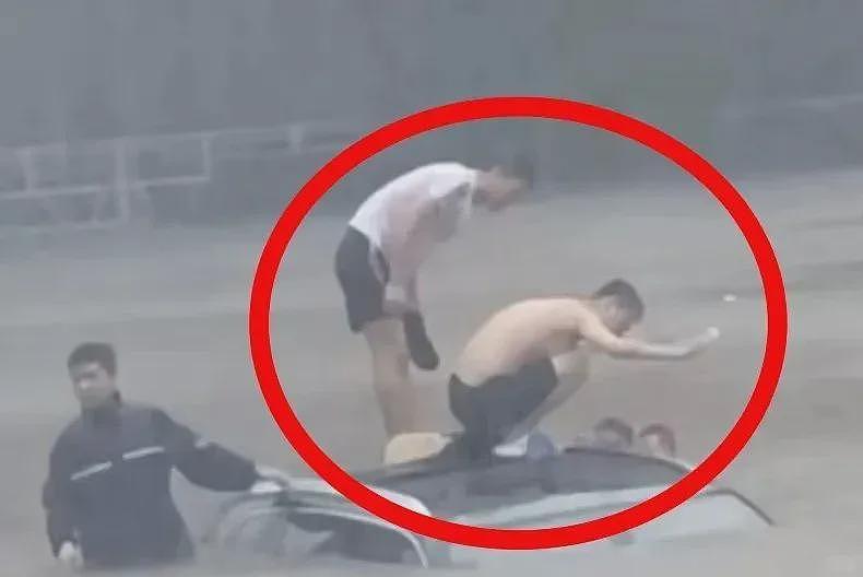 贵州洪灾27岁女生“自救”引发巨大争议....（组图） - 17