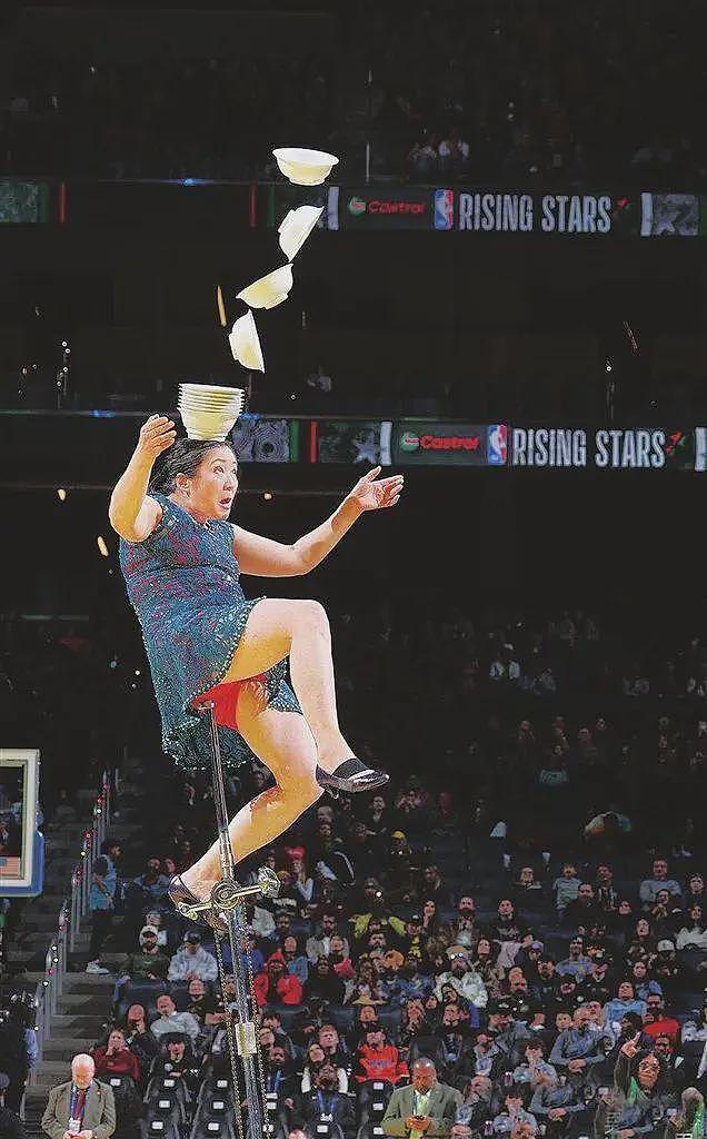 中国杂技大妈WNBA表演时坠落！已效力NBA超30年，出场费曾高达每5分钟5000美元（视频/组图） - 5