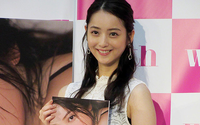 日本最美女星遭渣夫背叛5年后首发声!对方在公厕与多名女子纠缠,她为儿子强忍不离还生了2胎…(组图) - 12