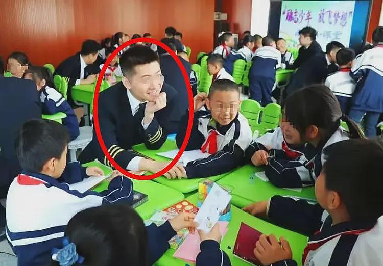 南航32岁机长伤害3领导后跳楼自杀:帅气照流出,一细节信息量大(组图) - 4