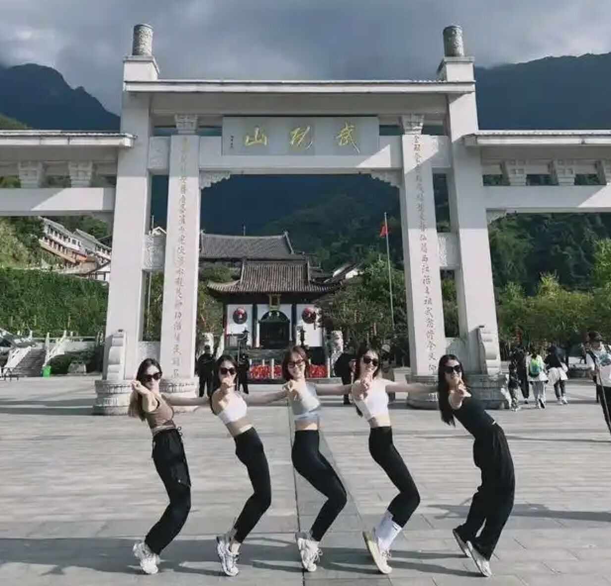 武功山推细肩带女孩风景线，女性穿细肩带爬山免费泡温泉惹议（组图） - 2