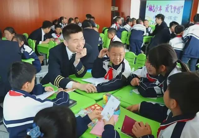 曝南航机长刀捅领导后跳楼身亡,年仅32岁长得帅气,原因疑曝光(组图) - 9