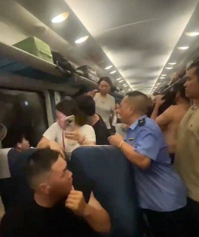 浙江火车被撞脱线停运3小时，车厢闷热乘客砸窗透气被警察带走（视频/组图） - 1