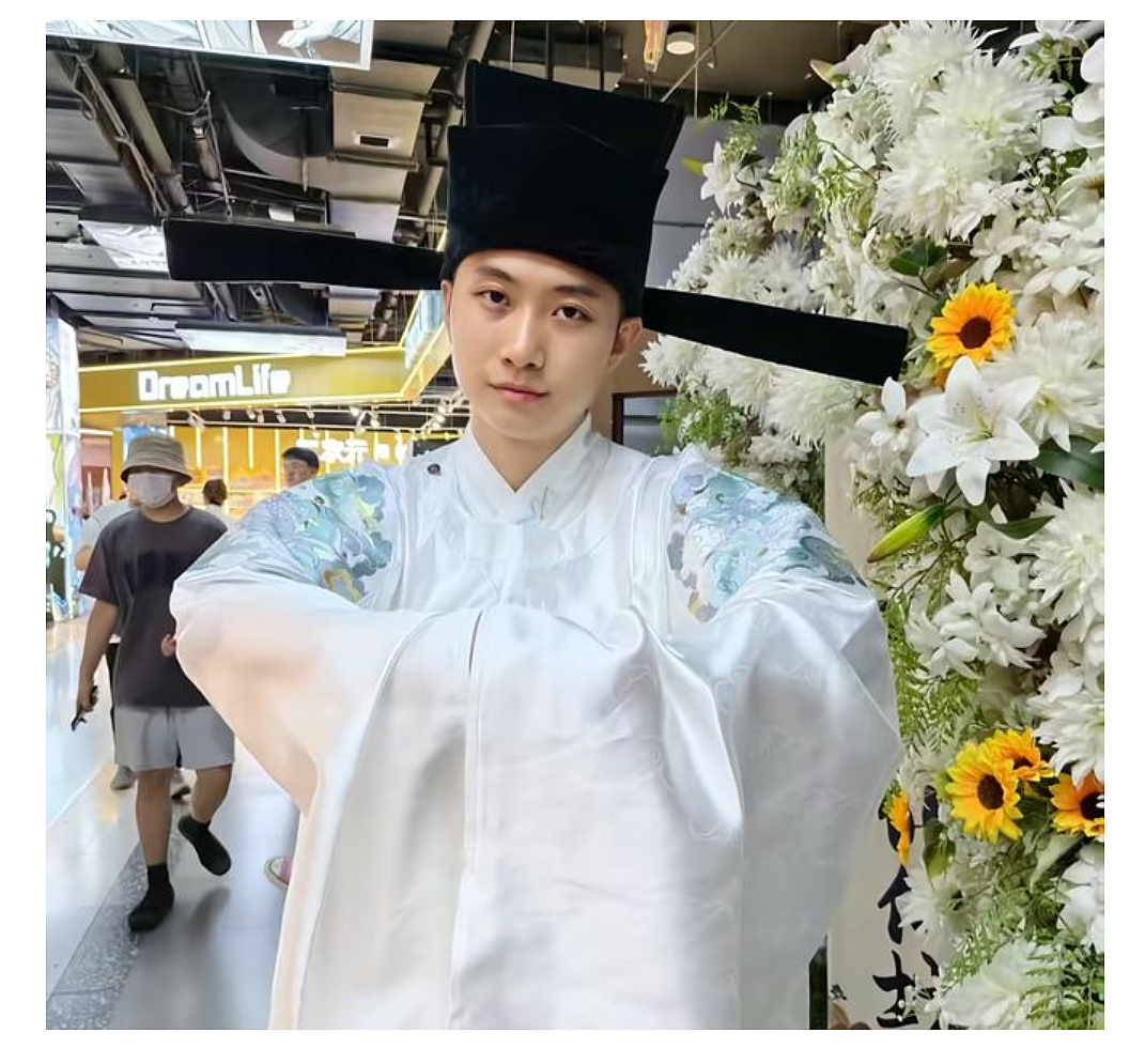 刺伤多名领导后,南航一机长跳楼身亡,妻子发声(组图) - 10