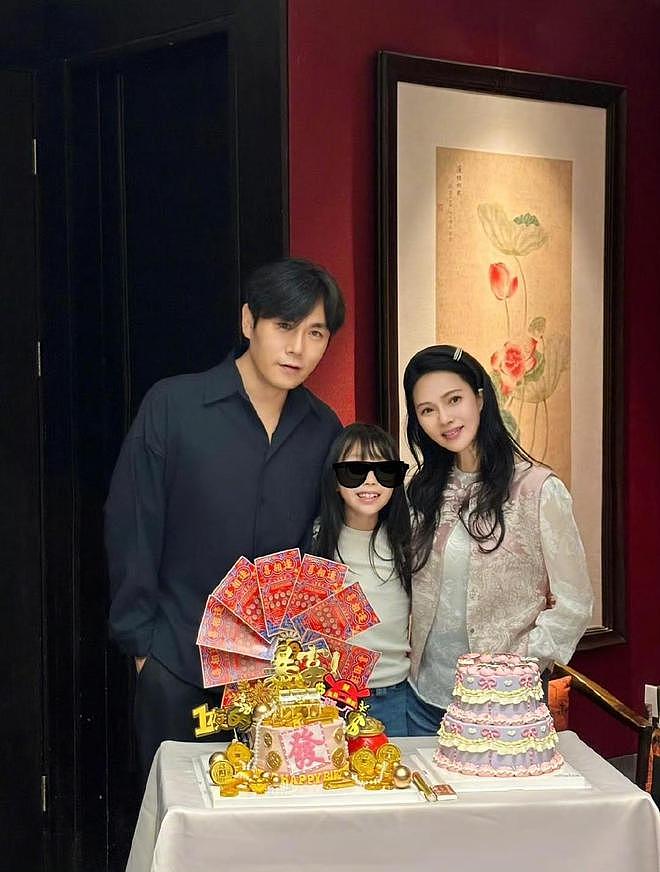 47岁秦昊近照变化大,啤酒肚抢镜成油腻大叔,伊能静臀部成焦点(组图) - 1