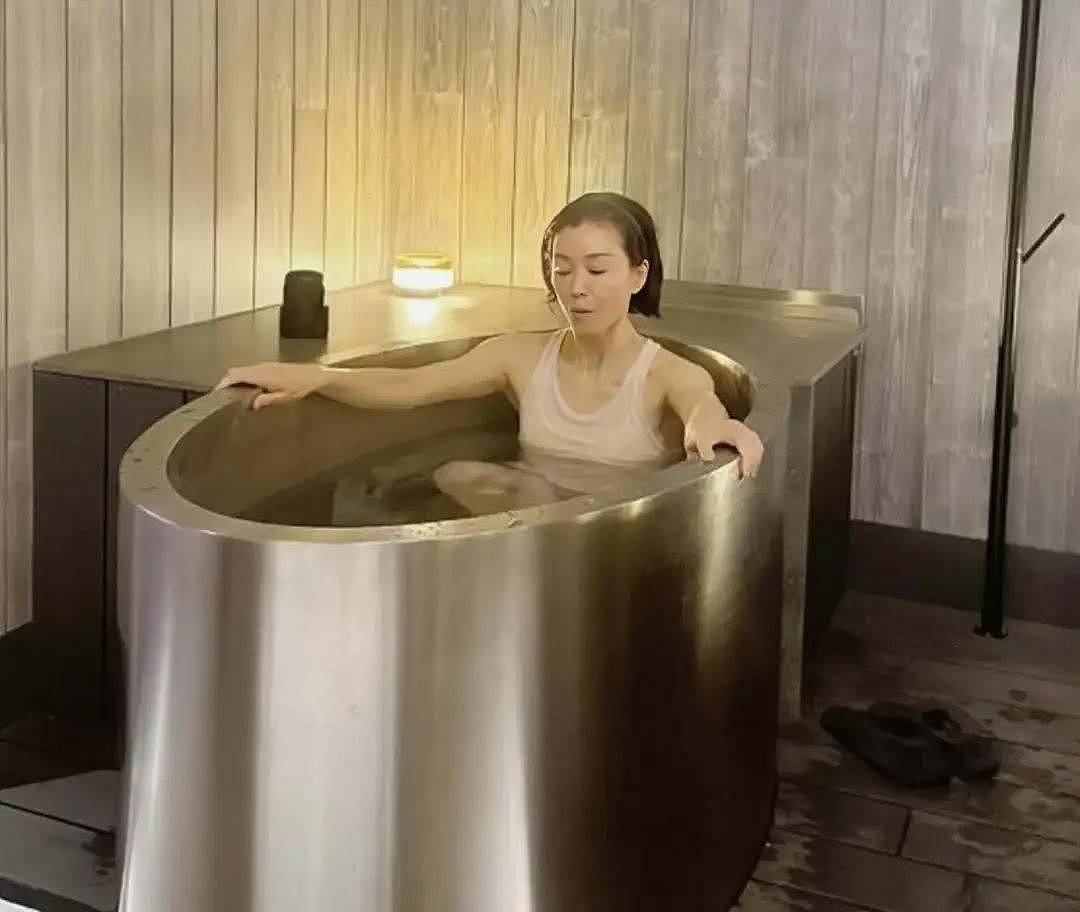 TVB前知名女星晒冲凉视频，如今四肢纤细成皮包骨（组图） - 4