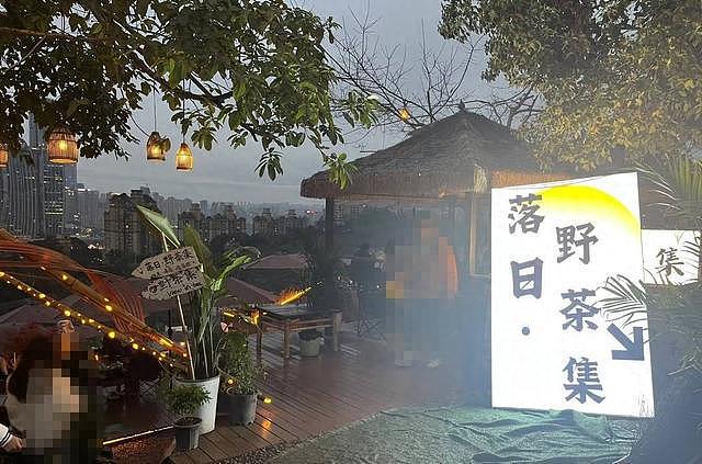 网友举报重庆一网红店直播时专门对准女性 店家回应：固定机位直播，并非特意（组图） - 1