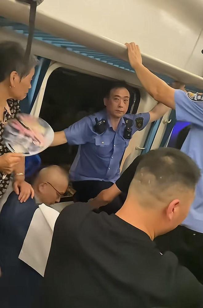 列车被撞脱线停运3小时，铁路公安：未拘留砸窗通风乘客（组图） - 5