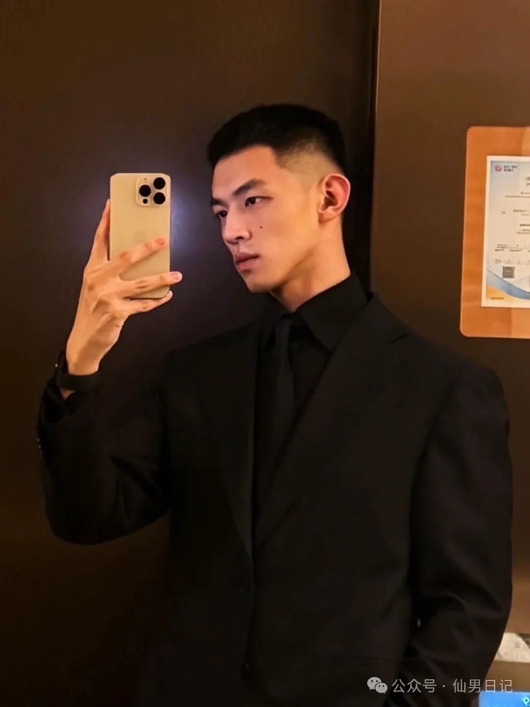 【帅哥】北京大学寸头帅哥火了!网友直呼:制服杀好闷骚…(组图) - 2