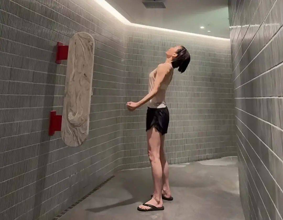 TVB前知名女星晒冲凉视频，如今四肢纤细成皮包骨（组图） - 2