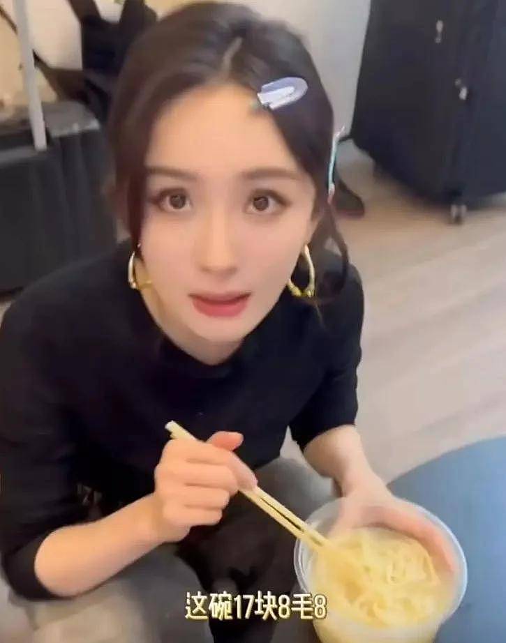 杨幂到底怎么了?非要在大众雷点蹦迪,吃十几块的饭上热搜又翻车(组图) - 12