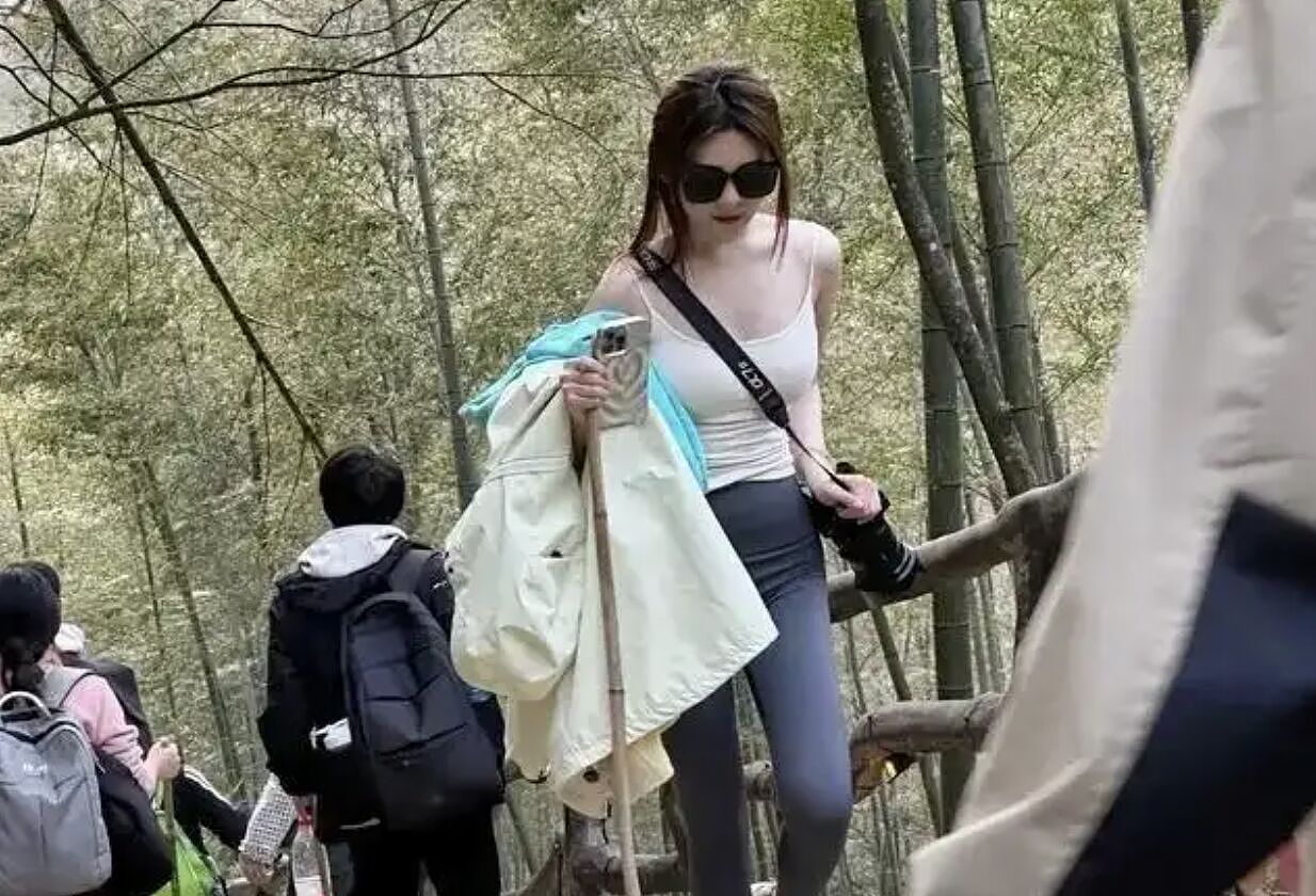 武功山推细肩带女孩风景线，女性穿细肩带爬山免费泡温泉惹议（组图） - 1