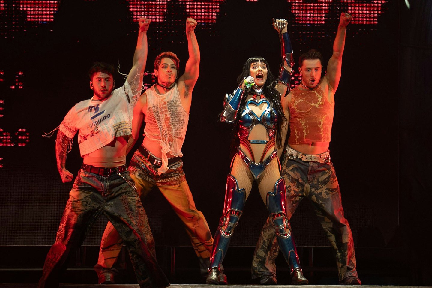 Katy Perry南澳巡唱险遇意外，半空劲歌热舞被困金属球体（组图） - 2
