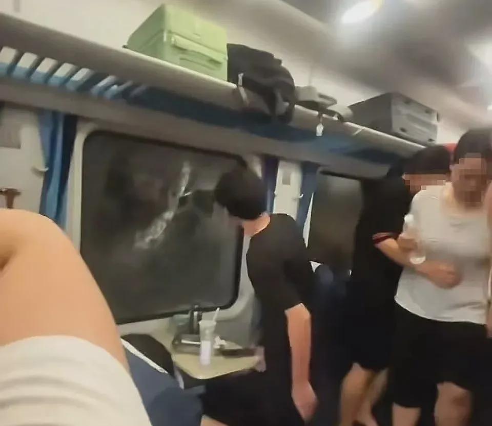 金华火车砸玻璃事件,黑衣男子是当下最稀缺的人(组图) - 4