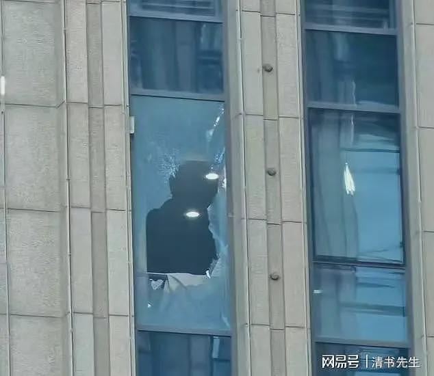 南航机长伤人跳楼事件的内幕,似乎被网友扒出来了...(组图) - 1