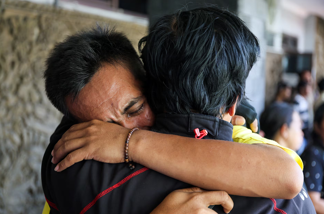 6死30失踪!度假胜地恐怖海难,载65人客轮突然沉没,家属港口痛哭(组图) - 5
