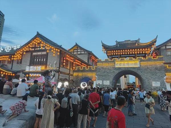 高书记请吃饭后的荣昌:墙上挂店老板和书记合照(组图) - 4