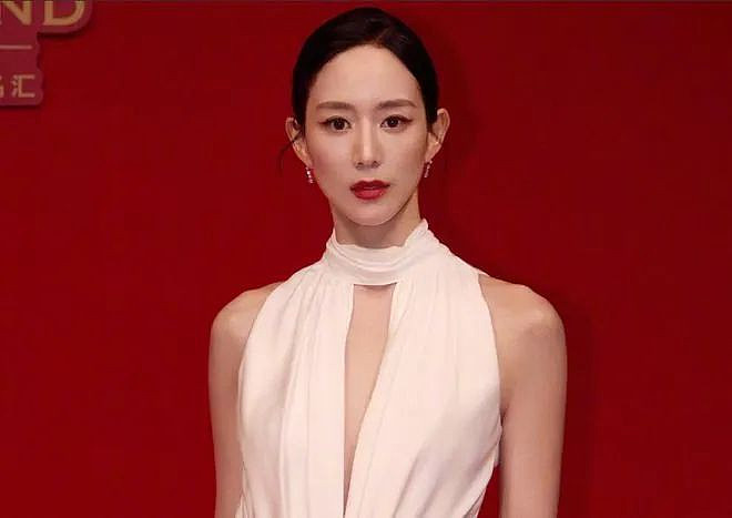 吴谨言瘦到尴尬，张钧宁深V漂亮，杨幂全裹却赢麻了...（组图） - 4