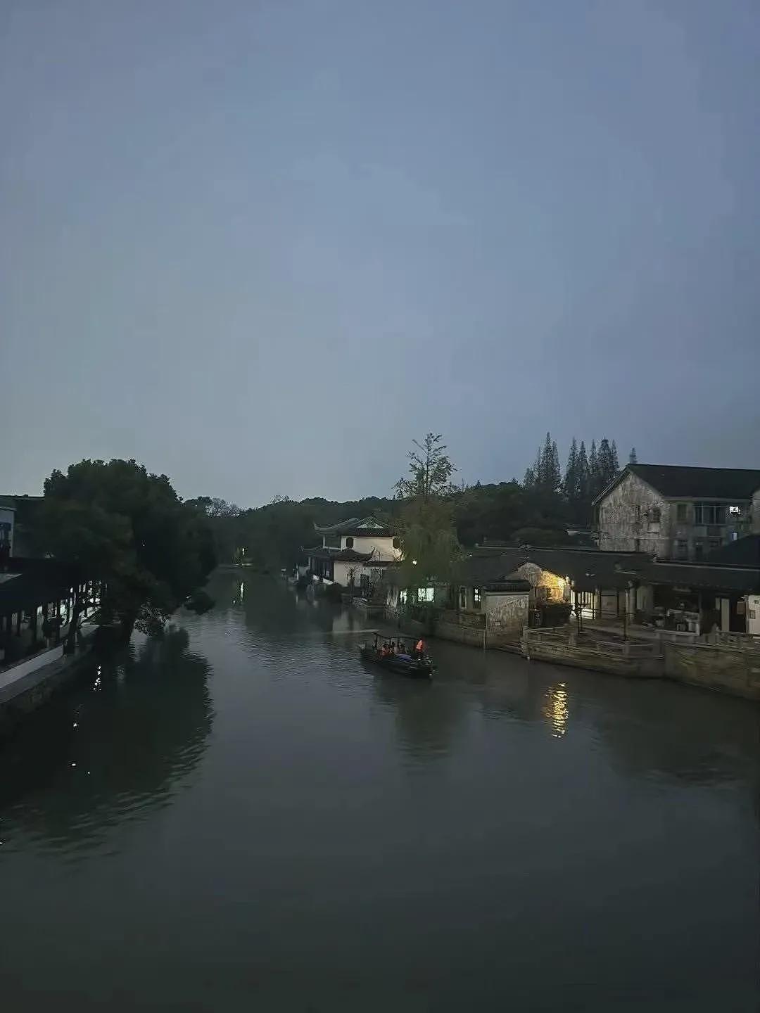 金华火车砸玻璃事件,黑衣男子是当下最稀缺的人(组图) - 1