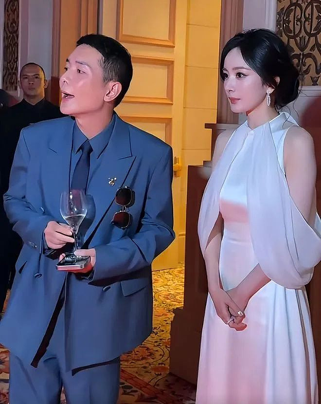 吴谨言瘦到尴尬，张钧宁深V漂亮，杨幂全裹却赢麻了...（组图） - 11