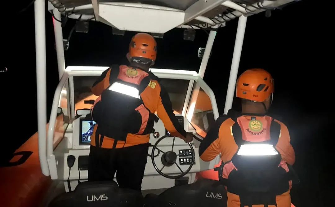 6死30失踪!度假胜地恐怖海难,载65人客轮突然沉没,家属港口痛哭(组图) - 3