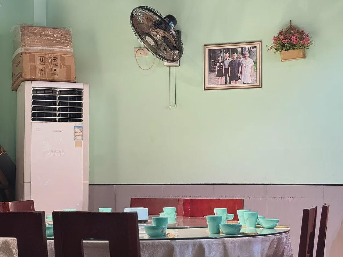 高书记请吃饭后的荣昌:墙上挂店老板和书记合照(组图) - 2