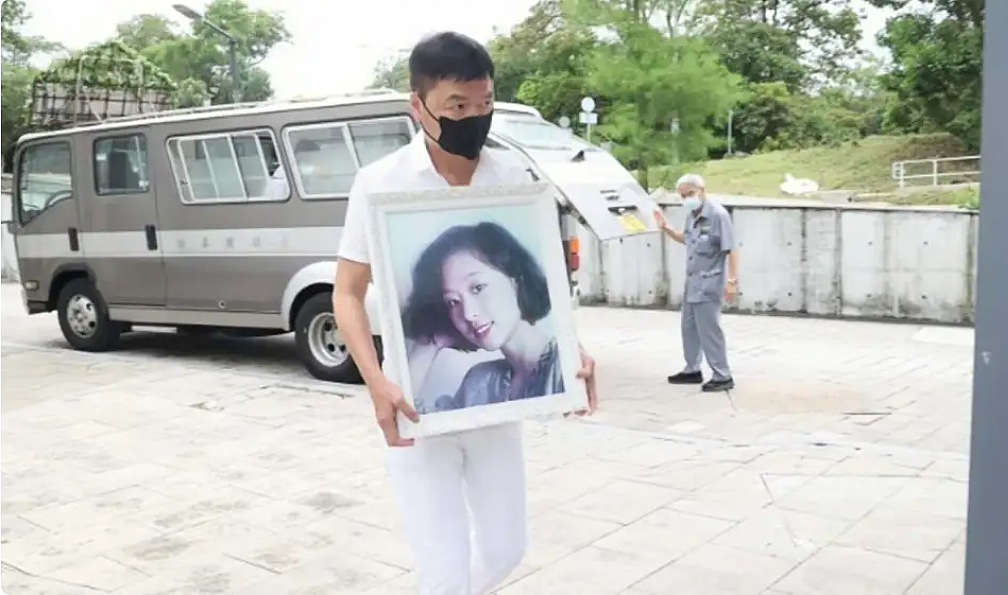 TVB演员为妻子完成海葬,现场突发意外(组图) - 1