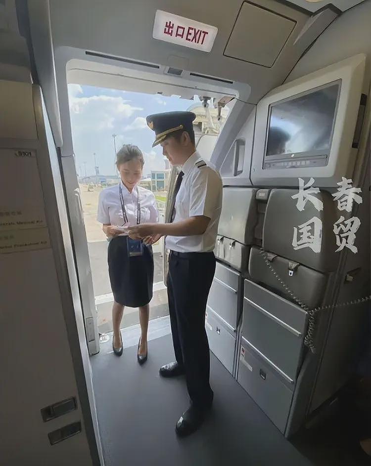 南航机长跳楼自杀真相：人情世故让10年努力清零，几十位好友发声（组图） - 17