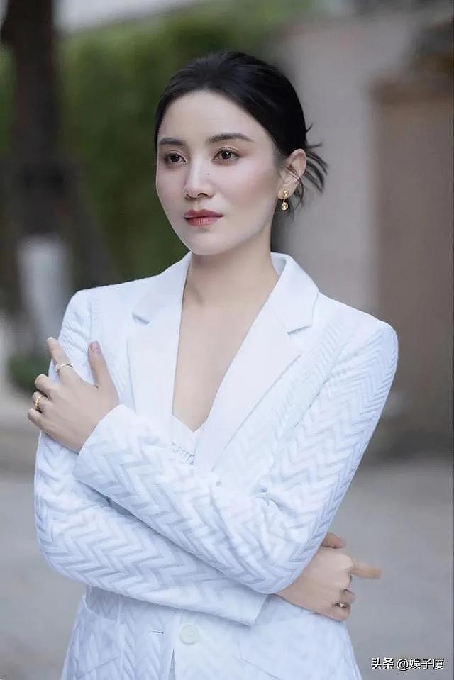 笑死了，宋佳拿白玉兰海清要抑郁了，估计这辈子都无法摆脱阴影了（组图） - 4