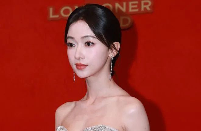吴谨言瘦到尴尬，张钧宁深V漂亮，杨幂全裹却赢麻了...（组图） - 3