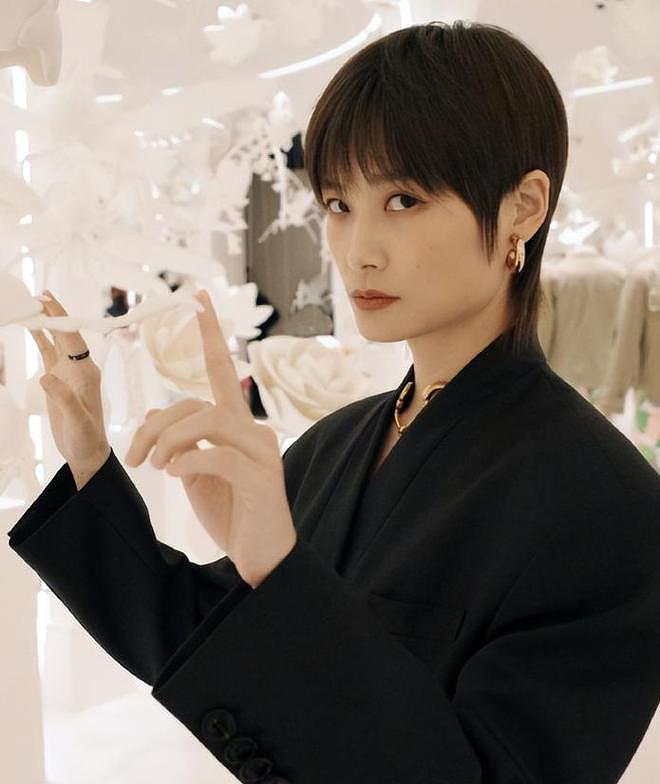 30岁嫁法国老头?40岁财产无人继承?李宇春的私生活谣言有多离谱(组图) - 8