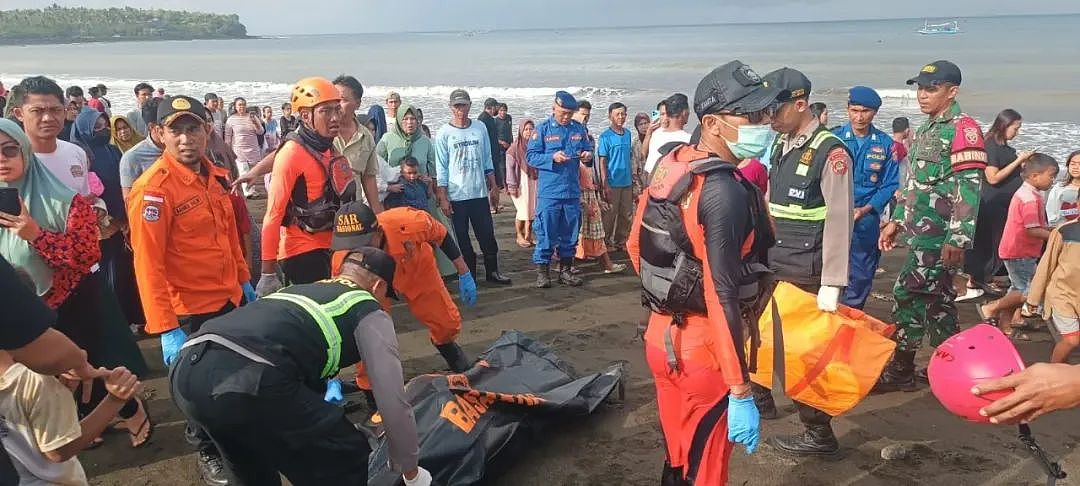 6死30失踪!度假胜地恐怖海难,载65人客轮突然沉没,家属港口痛哭(组图) - 1