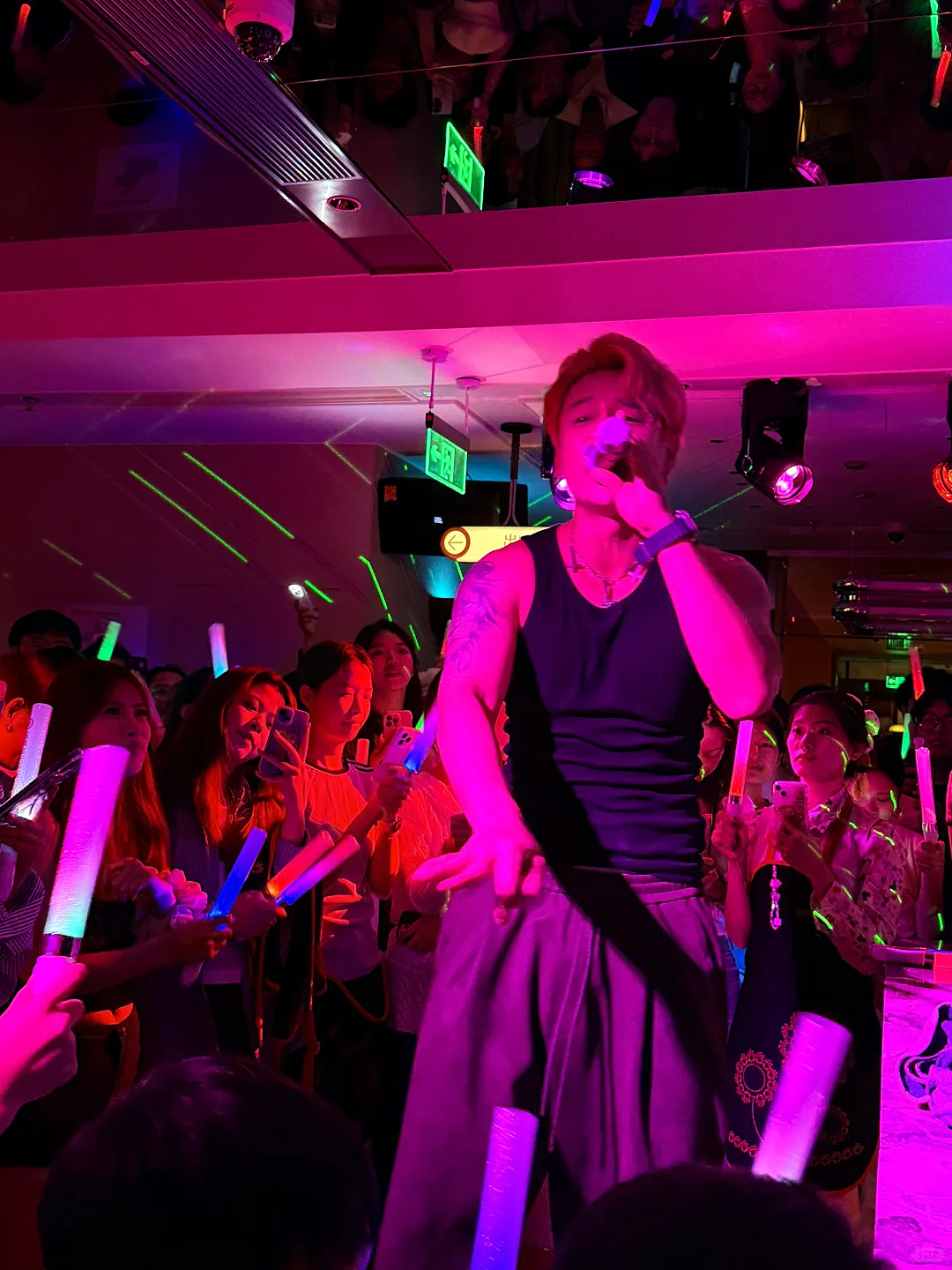 海底捞开“男仆夜店”？比椰树椰汁还炸裂（组图） - 10