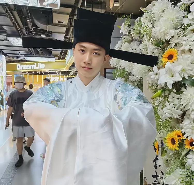 南航机长李煜众跳楼后续！友人曝聊天记录，喜欢玩cos，妻子发声（组图） - 12
