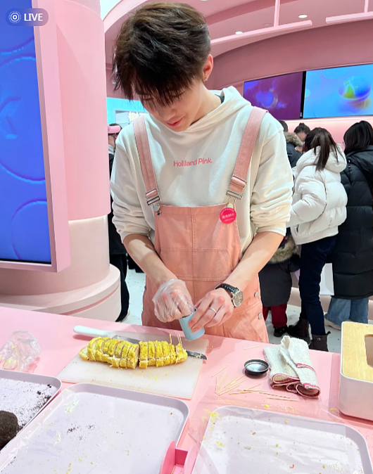 海底捞开“男仆夜店”？比椰树椰汁还炸裂（组图） - 24
