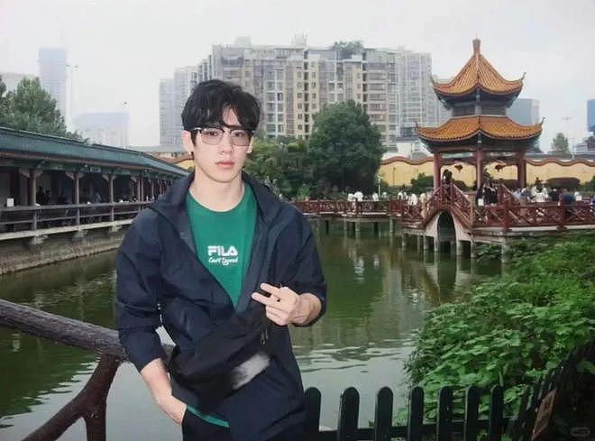被嘲硬蹭LV红毯，王楚钦何苦强闯时尚圈？（组图） - 25