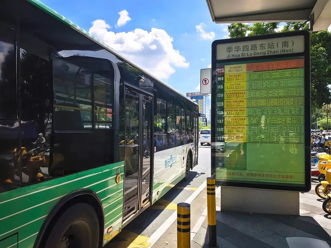 “通天站牌”?佛山3米高公交牌惹争议,乘客仰头90°才能看清!网友:颈椎病都好了(组图) - 16