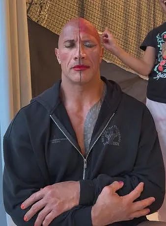 巨石强森实力养娃！浑身肌肉被女儿各种化妆：还能咋滴，宠着吧...（组图） - 3