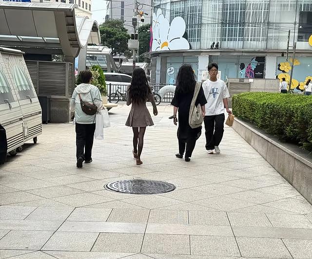 网友首尔街头偶遇多多,气质像汤唯,和妈妈孙莉在韩国悠闲度假(组图) - 4